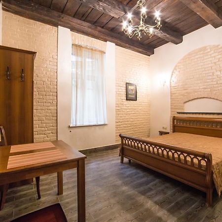 Apartment On Valova 16-2- 2 Minutes To Market Square Lviv Buitenkant foto