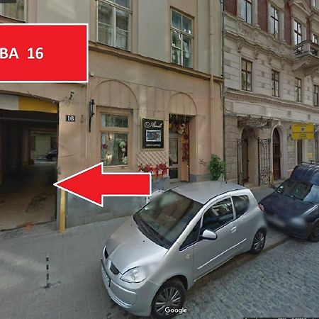 Apartment On Valova 16-2- 2 Minutes To Market Square Lviv Buitenkant foto