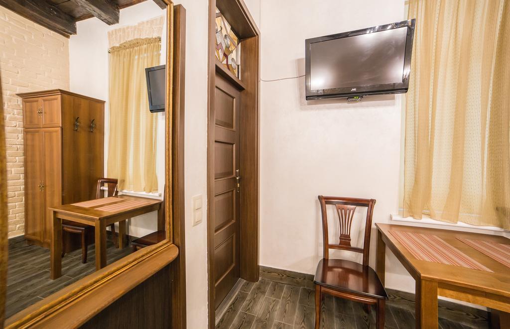 Apartment On Valova 16-2- 2 Minutes To Market Square Lviv Buitenkant foto