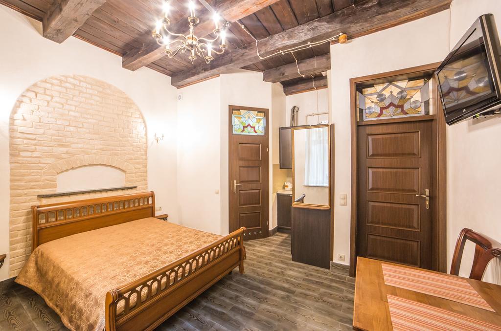 Apartment On Valova 16-2- 2 Minutes To Market Square Lviv Buitenkant foto