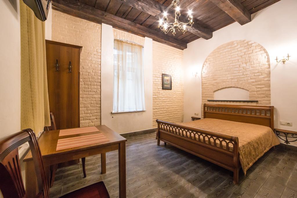 Apartment On Valova 16-2- 2 Minutes To Market Square Lviv Buitenkant foto