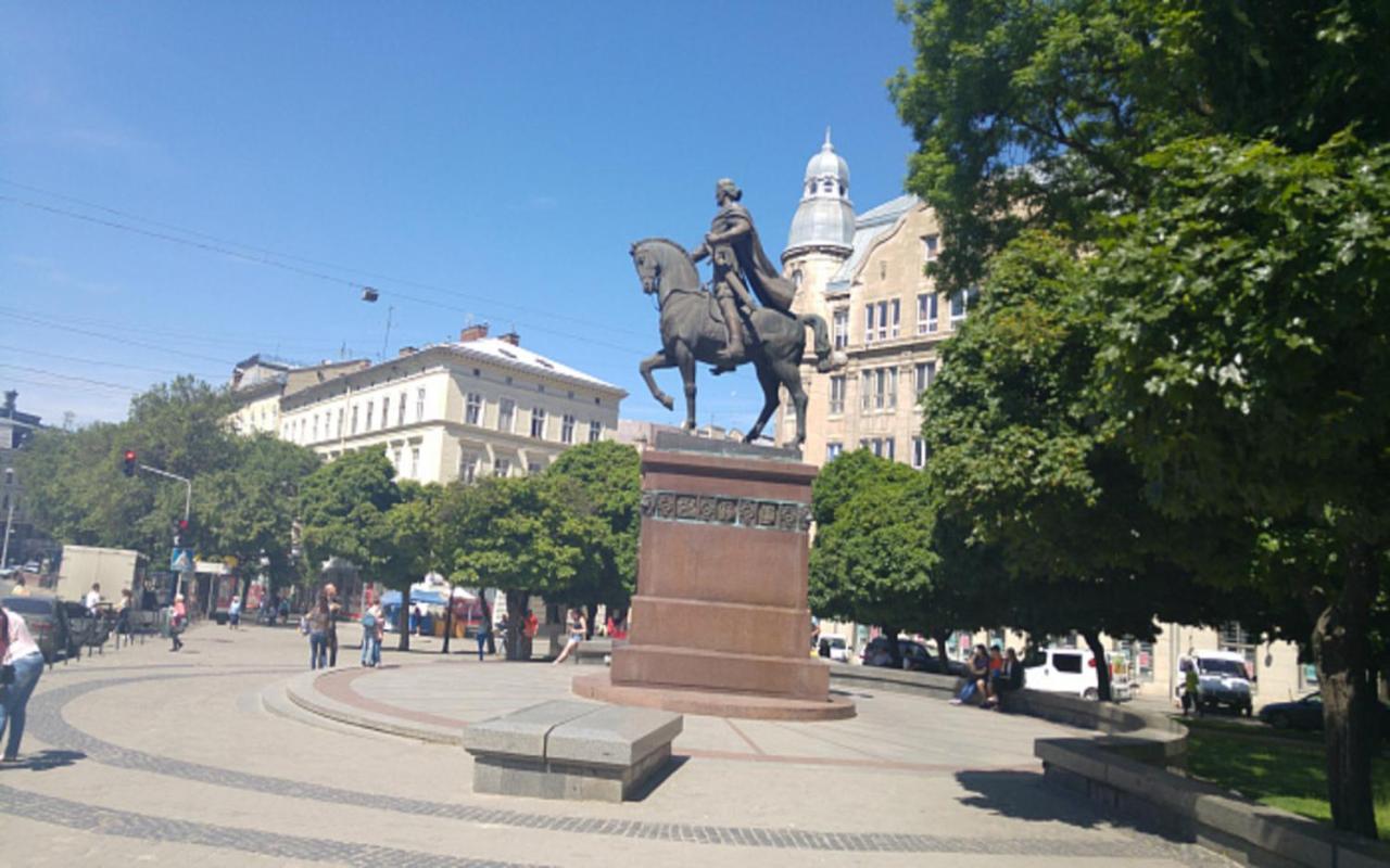 Apartment On Valova 16-2- 2 Minutes To Market Square Lviv Buitenkant foto
